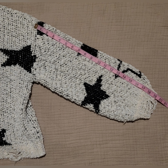 ​POL Distressed Star Print Oversized Knit Sweater - Cream & Black - Size Medium - Picture 10 of 10